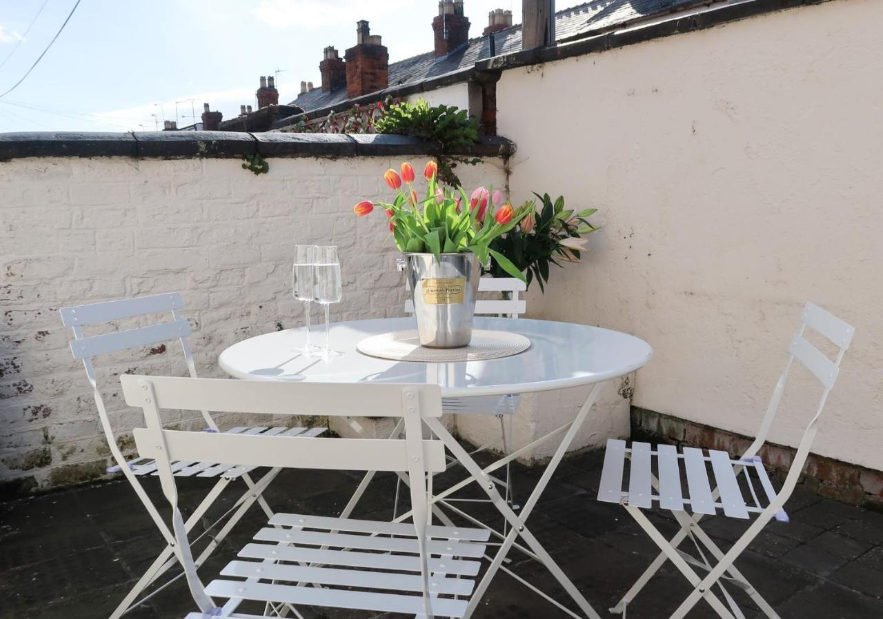 Luxury Living Outside The City Walls - Sleeps Six! Chester Eksteriør bilde